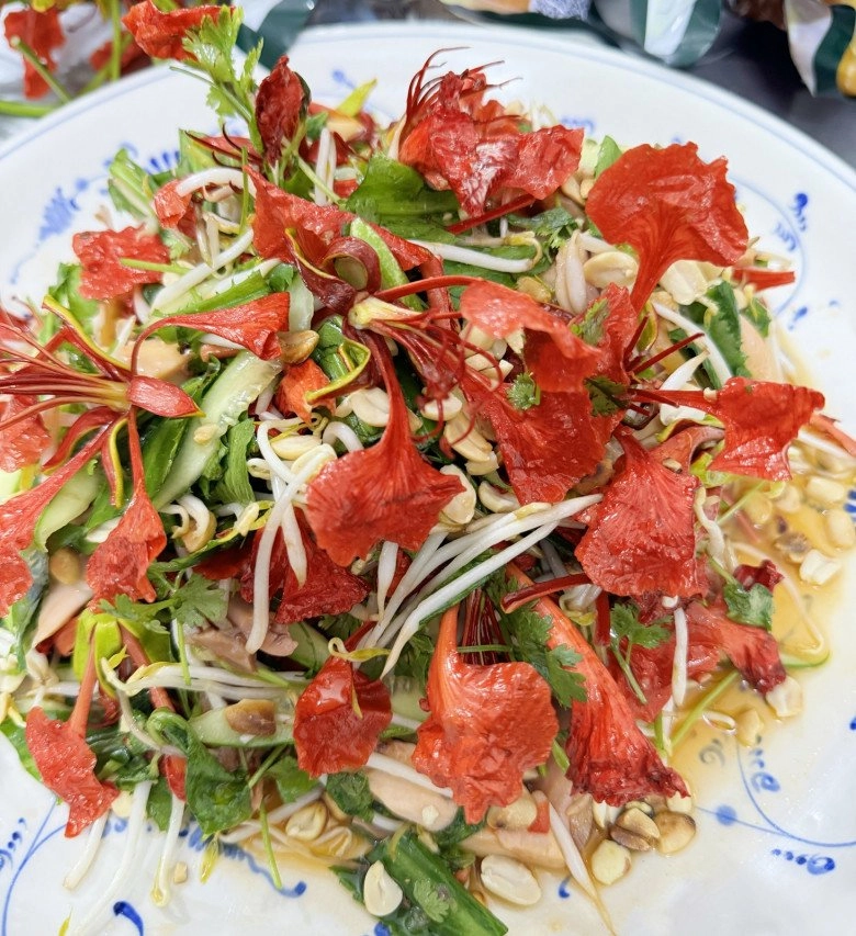 Đầu bếp mách cách làm gỏi gà hoa phượng chua chua ngọt ngọt ngon hết nước chấm - 4
