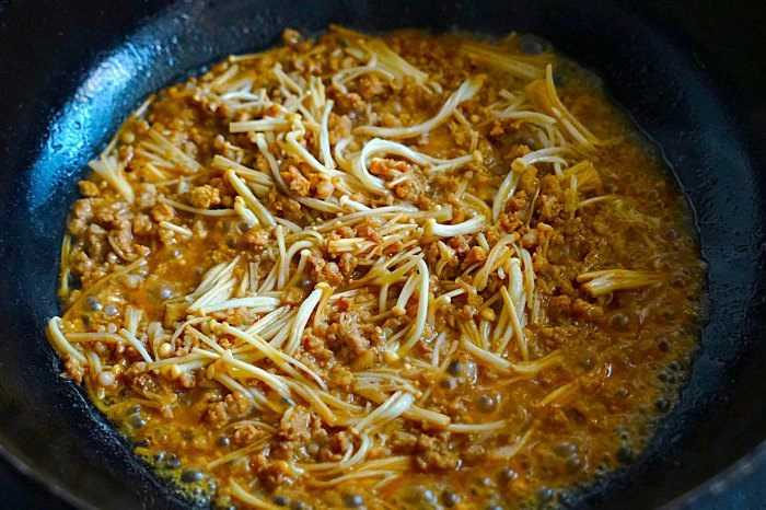 Đậu phụ sốt thịt băm nấm kim châm vừa ngon vừa lạ trời lạnh không ăn với cơm quá phí - 5