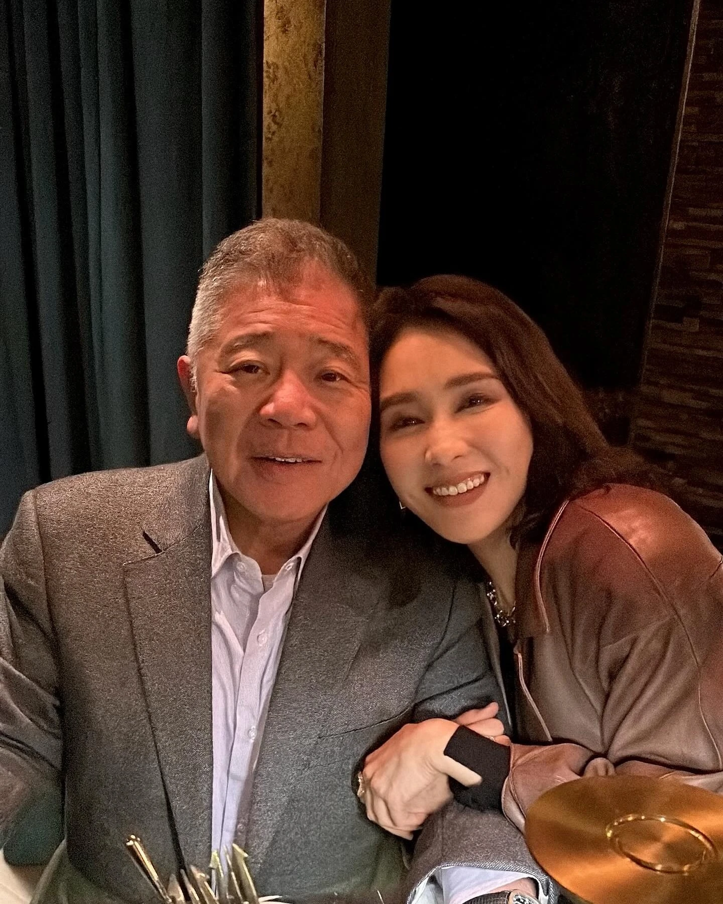 đệ nhất mỹ nhân gả cho tỷ phú tật nguyền hơn 15 tuổi sinh 3 con gái được chồng tặng siêu du thuyền 1600 tỷ - 2