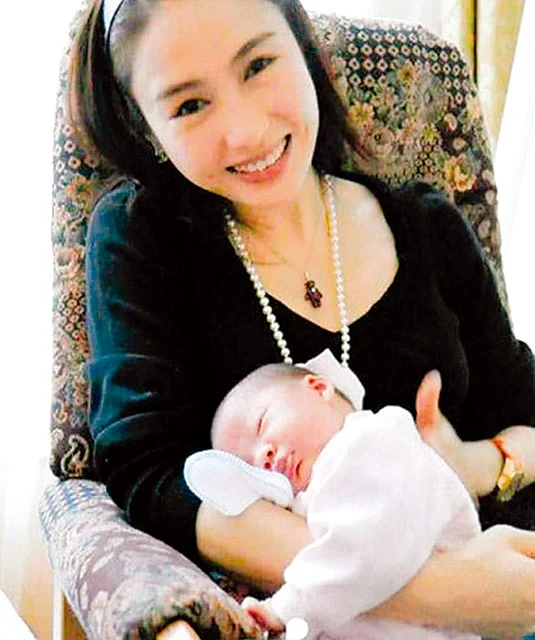 đệ nhất mỹ nhân gả cho tỷ phú tật nguyền hơn 15 tuổi sinh 3 con gái được chồng tặng siêu du thuyền 1600 tỷ - 5