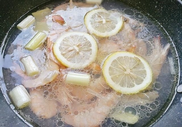 Để tôm luộc ngon như ngoài hàng thả ngay quả này vào con nào cũng thơm nức lên màu đỏ đẹp lại không tanh - 2
