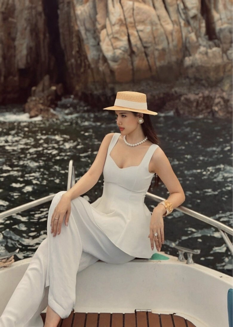 Đi biển không mặc bikini dâu hào môn phanh lee lên đồ chứng minh khí chất chuẩn phu nhân hào môn - 2