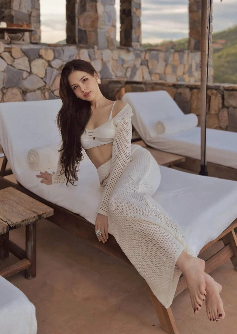 Đi biển không mặc bikini dâu hào môn phanh lee lên đồ chứng minh khí chất chuẩn phu nhân hào môn - 9