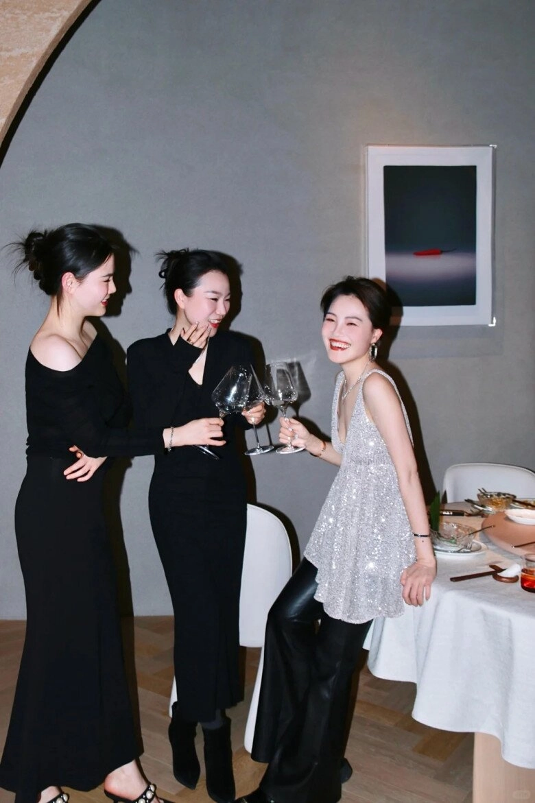 Đi tiệc cuối năm của công ty tôi cạch mặt 4 kiểu trang phục này để giữ hình ảnh thanh lịch sang chảnh - 5