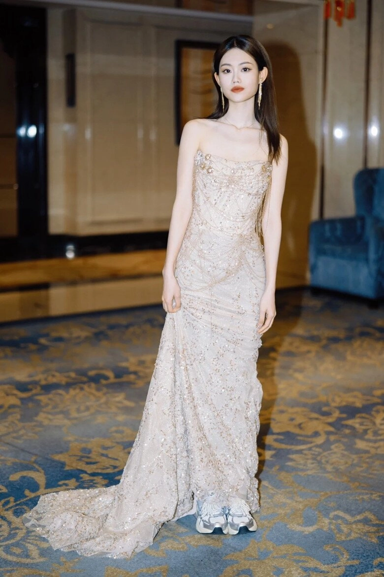 Đi tiệc cuối năm của công ty tôi cạch mặt 4 kiểu trang phục này để giữ hình ảnh thanh lịch sang chảnh - 9