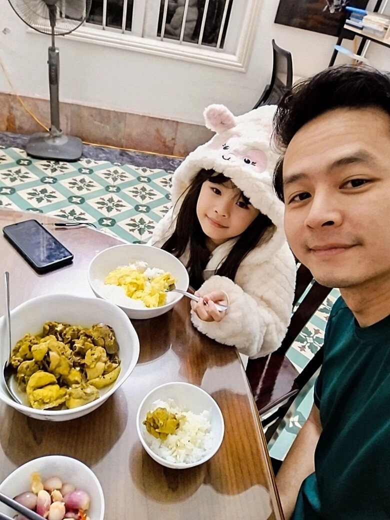 Diễn viên phía trước là bầu trời đảm đang làm đầu bếp gia đình có món con gái si mê không bao giờ ngán - 9