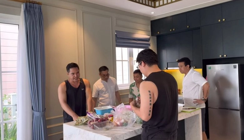 Diễn viên trung dũng nấu ăn nhoay nhoáy đãi anh em lật mặt 4-5 món chỉ trong 30 phút - 2