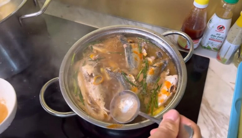 Diễn viên trung dũng nấu ăn nhoay nhoáy đãi anh em lật mặt 4-5 món chỉ trong 30 phút - 7