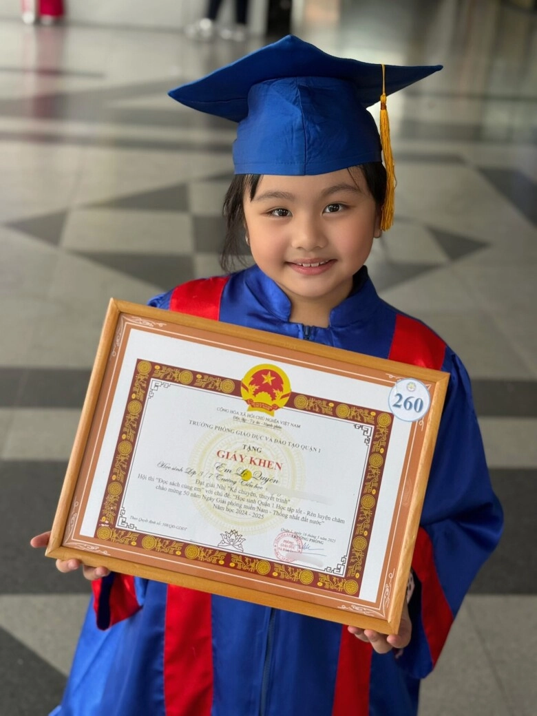 Diễn viên vân trang ở ẩn tập trung nuôi 4 con hội chị em khen khéo dạy bé gái lớp 3 đạt giải cấp quận - 2