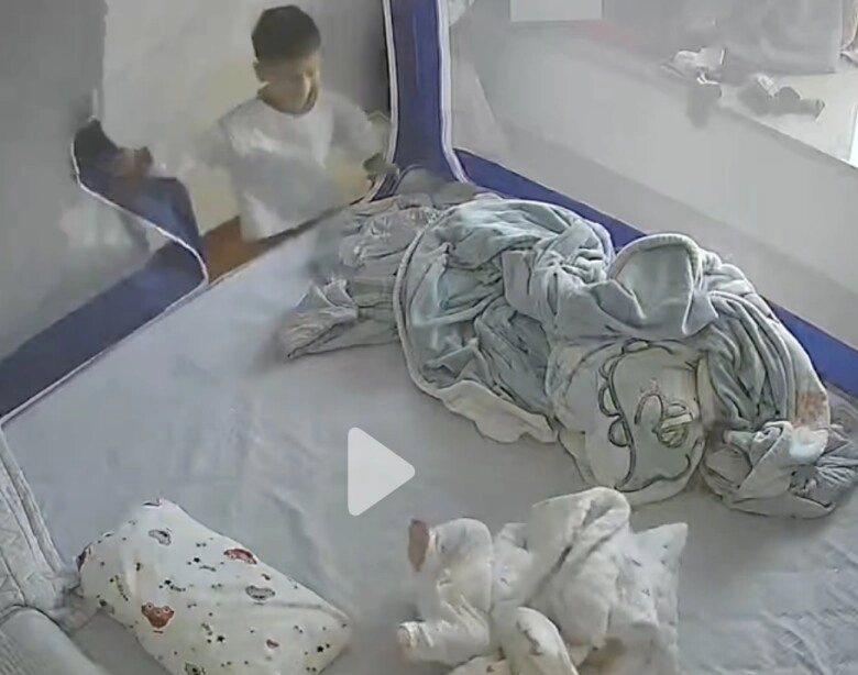 Đoạn camera ghi lại khoảnh khắc khiến cõi mạng hãi hùng một em bé sơ sinh nằm vẫy vùng trên giường ngủ - 2