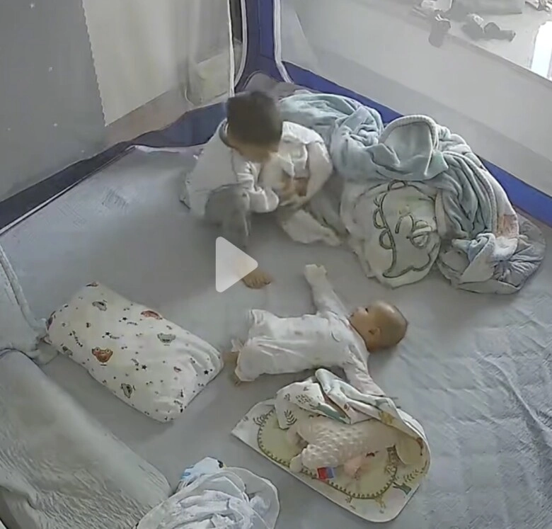 Đoạn camera ghi lại khoảnh khắc khiến cõi mạng hãi hùng một em bé sơ sinh nằm vẫy vùng trên giường ngủ - 4