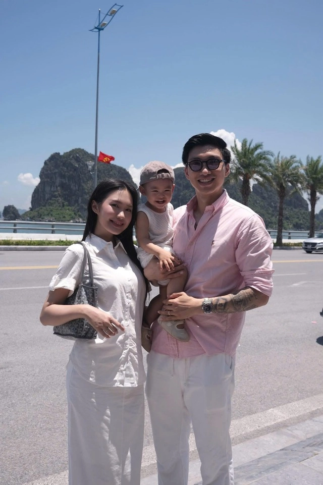 Đoàn văn hậu khoe loạt ảnh bên vợ con khi đi nghỉ dưỡng cộng đồng mạng lụi tim với vẻ đáng yêu của quý tử đầu lòng - 1