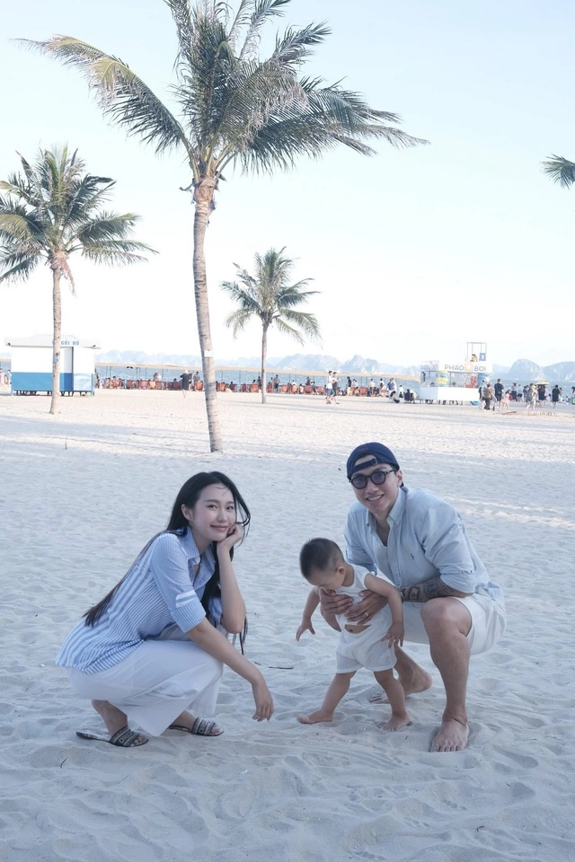 Đoàn văn hậu khoe loạt ảnh bên vợ con khi đi nghỉ dưỡng cộng đồng mạng lụi tim với vẻ đáng yêu của quý tử đầu lòng - 2