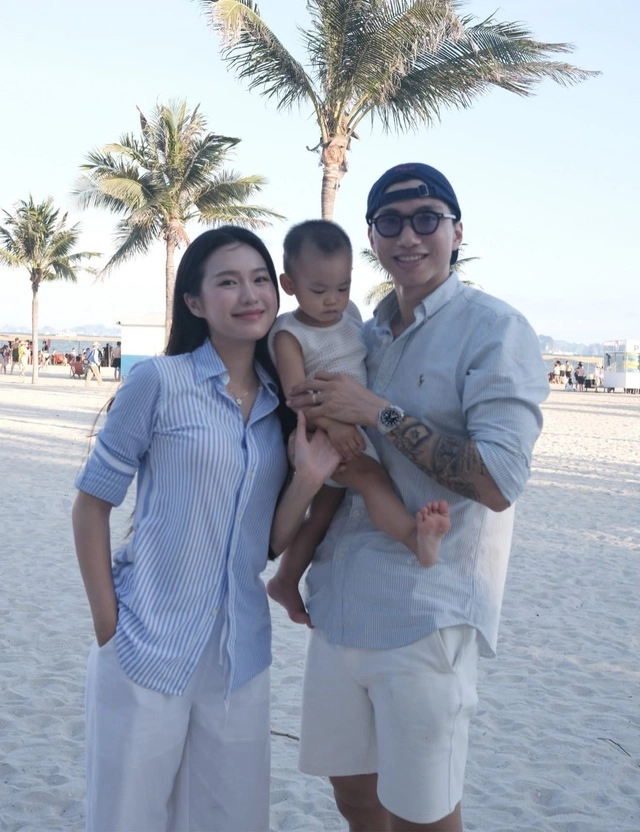 Đoàn văn hậu khoe loạt ảnh bên vợ con khi đi nghỉ dưỡng cộng đồng mạng lụi tim với vẻ đáng yêu của quý tử đầu lòng - 5