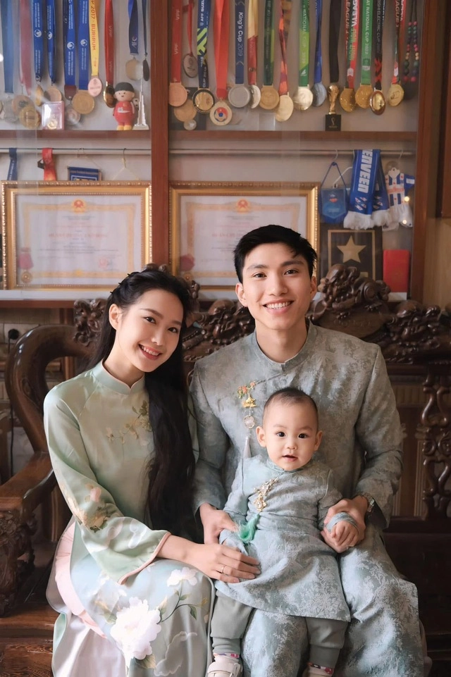 Đoàn văn hậu khoe loạt ảnh bên vợ con khi đi nghỉ dưỡng cộng đồng mạng lụi tim với vẻ đáng yêu của quý tử đầu lòng - 7