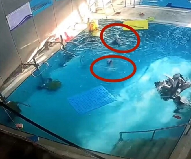 Đoạn video ghi lại giây phút thót tim ở hồ bơi bé 5 tuổi bị đuối nước được cứu sống kỳ diệu - 1