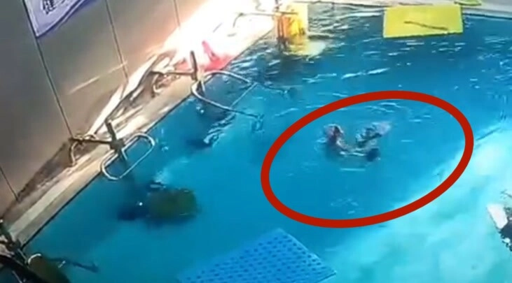 Đoạn video ghi lại giây phút thót tim ở hồ bơi bé 5 tuổi bị đuối nước được cứu sống kỳ diệu - 2
