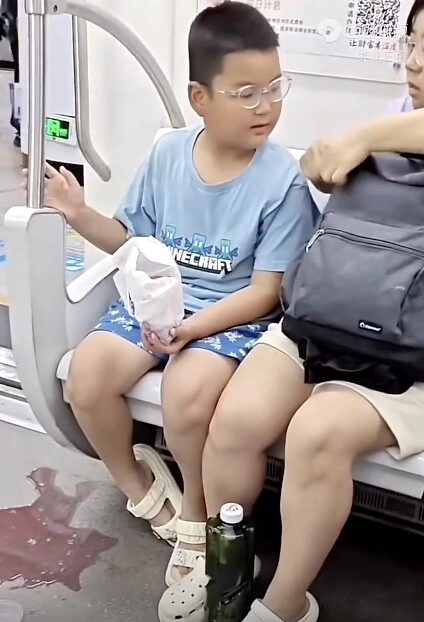 Đoạn video trên chuyến metro gây sốt cõi mạng hành động của cặp mẹ con khiến tất cả hành khách nể phục - 3