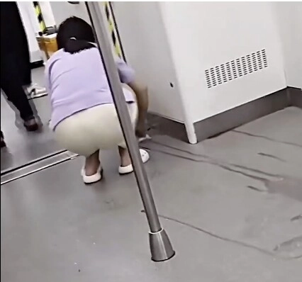 Đoạn video trên chuyến metro gây sốt cõi mạng hành động của cặp mẹ con khiến tất cả hành khách nể phục - 4