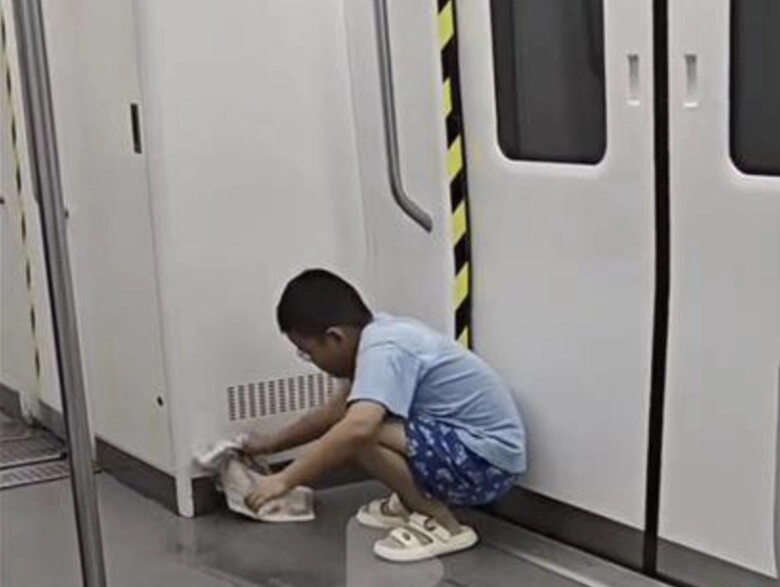 Đoạn video trên chuyến metro gây sốt cõi mạng hành động của cặp mẹ con khiến tất cả hành khách nể phục - 5
