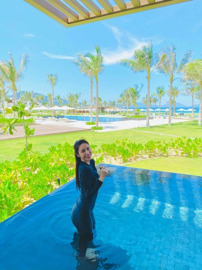 Độc nhất vô nhị vbiz có một mỹ nhân body nóng bỏng nhưng đi biển che chắn còn kín hơn cả phạm băng băng - 5