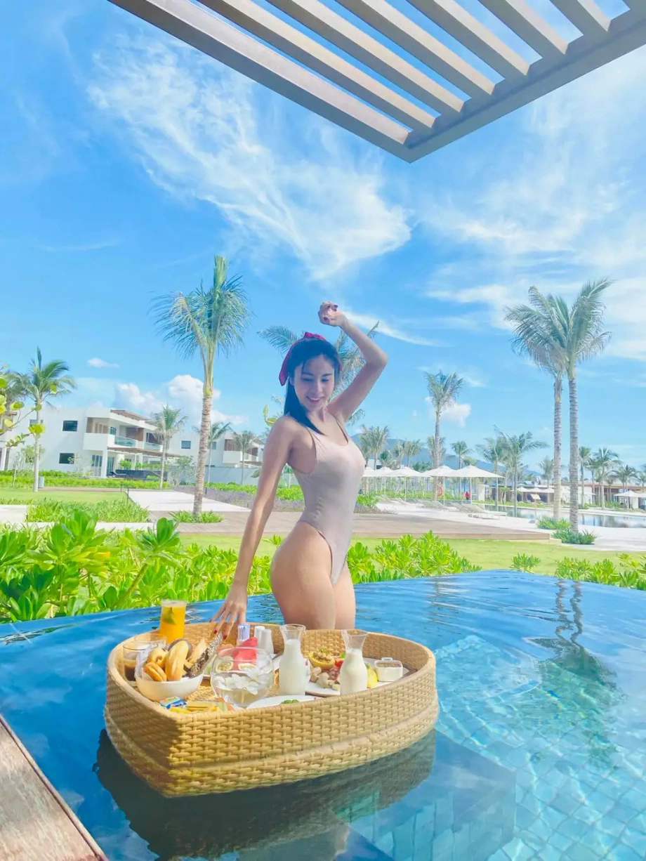 Độc nhất vô nhị vbiz có một mỹ nhân body nóng bỏng nhưng đi biển che chắn còn kín hơn cả phạm băng băng - 10