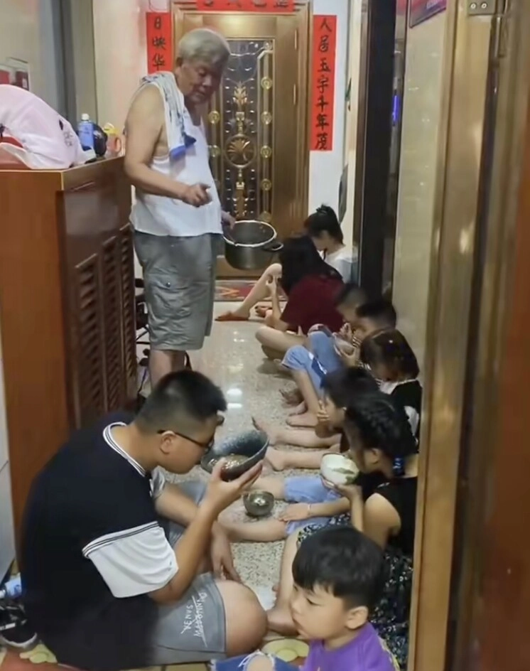 Đón 13 đứa cháu về quê nghỉ hè ông nội u80 khiến cõi mạng nể phục khi chăm bầy cháu từ sáng đến tối - 1