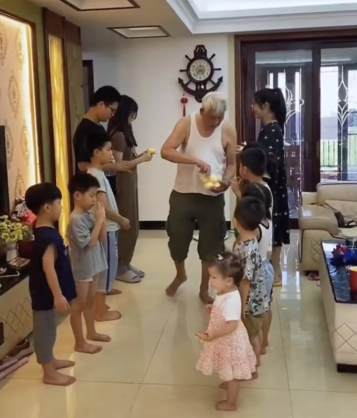 Đón 13 đứa cháu về quê nghỉ hè ông nội u80 khiến cõi mạng nể phục khi chăm bầy cháu từ sáng đến tối - 5