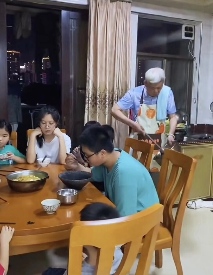 Đón 13 đứa cháu về quê nghỉ hè ông nội u80 khiến cõi mạng nể phục khi chăm bầy cháu từ sáng đến tối - 9