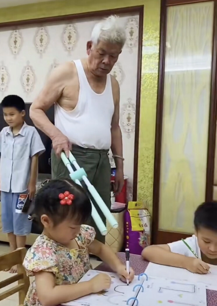 Đón 13 đứa cháu về quê nghỉ hè ông nội u80 khiến cõi mạng nể phục khi chăm bầy cháu từ sáng đến tối - 10