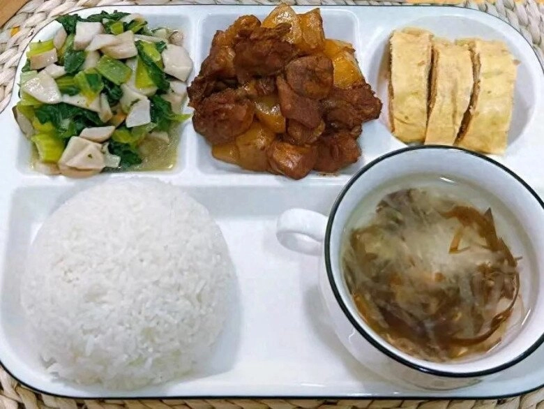 Đóng 36 nghìn đồng bữa trưa cho con ở trường mẫu giáo phụ huynh choáng khi nhìn thấy đồ ăn cô giáo gửi - 1