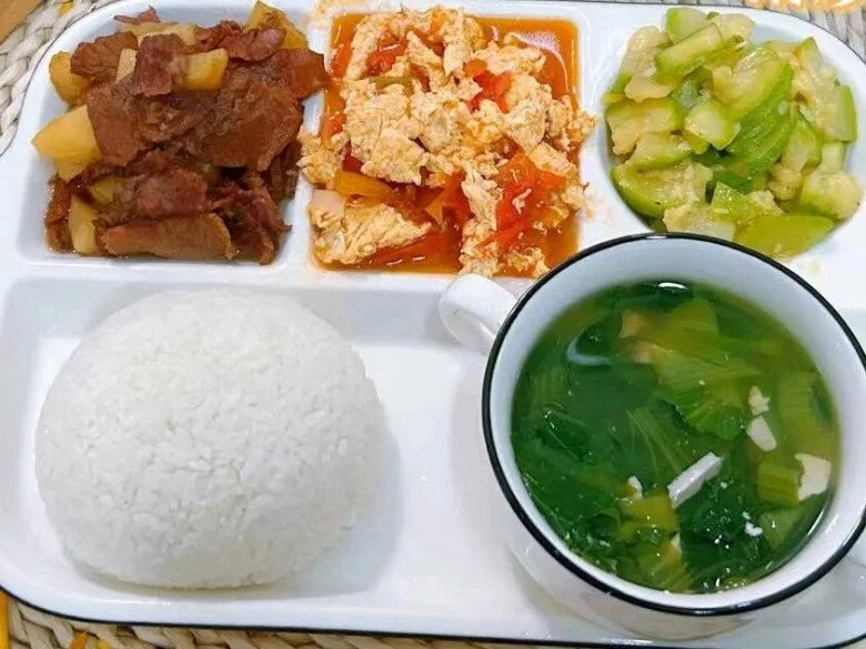 Đóng 36 nghìn đồng bữa trưa cho con ở trường mẫu giáo phụ huynh choáng khi nhìn thấy đồ ăn cô giáo gửi - 2