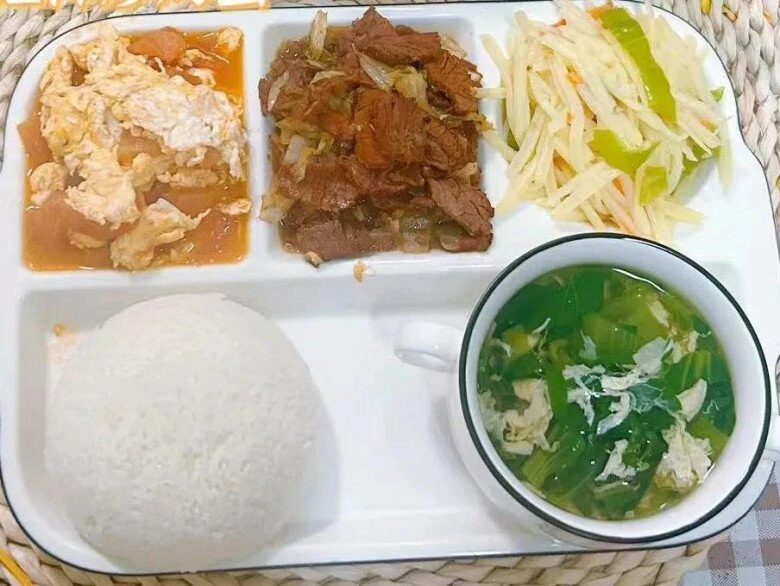 Đóng 36 nghìn đồng bữa trưa cho con ở trường mẫu giáo phụ huynh choáng khi nhìn thấy đồ ăn cô giáo gửi - 8