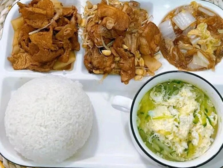 Đóng 36 nghìn đồng bữa trưa cho con ở trường mẫu giáo phụ huynh choáng khi nhìn thấy đồ ăn cô giáo gửi - 9