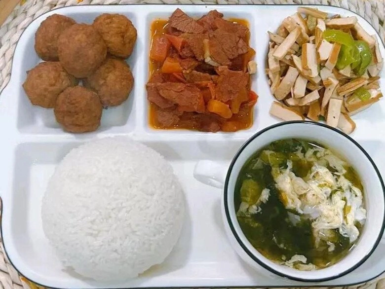 Đóng 36 nghìn đồng bữa trưa cho con ở trường mẫu giáo phụ huynh choáng khi nhìn thấy đồ ăn cô giáo gửi - 10