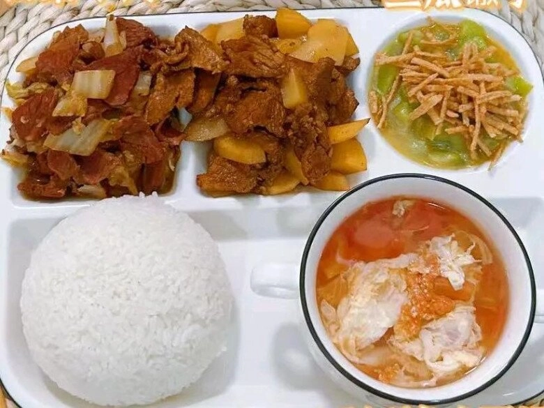 Đóng 36 nghìn đồng bữa trưa cho con ở trường mẫu giáo phụ huynh choáng khi nhìn thấy đồ ăn cô giáo gửi - 11