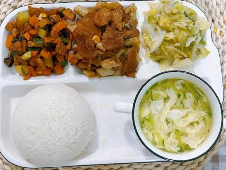 Đóng 36 nghìn đồng bữa trưa cho con ở trường mẫu giáo phụ huynh choáng khi nhìn thấy đồ ăn cô giáo gửi - 12