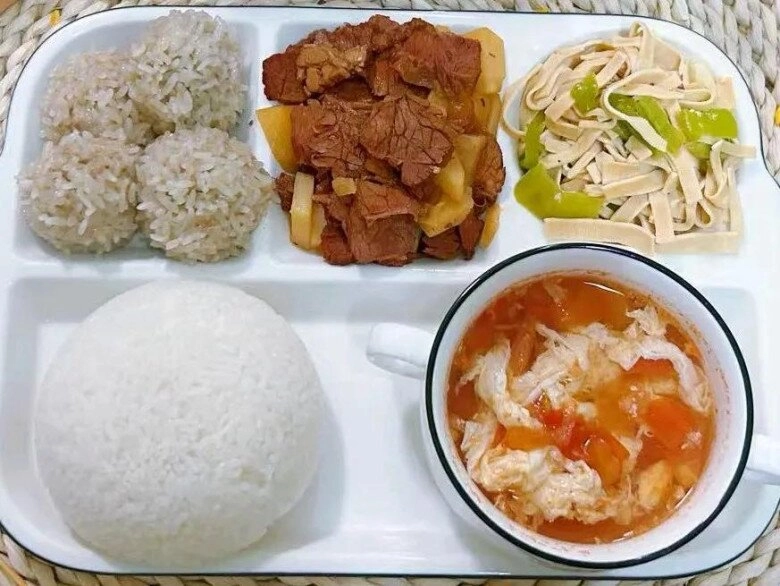 Đóng 36 nghìn đồng bữa trưa cho con ở trường mẫu giáo phụ huynh choáng khi nhìn thấy đồ ăn cô giáo gửi - 14