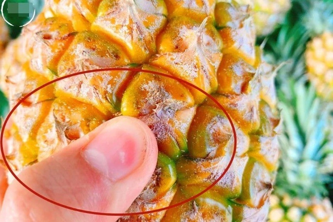 Dứa gọt xong cho vào ngâm cùng thứ này ăn không bị rát lưỡi đã thế dứa lại còn ngọt hơn - 1