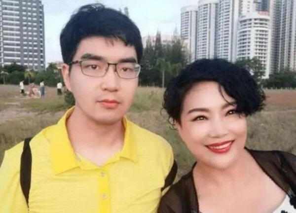 Đứa trẻ bại não bị bố chối bỏ sauthành thạc sĩ harvard nói một câu về mẹ ruột mà ai cũng cay mắt - 7
