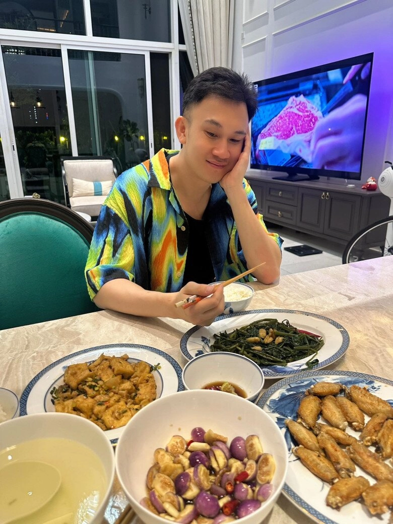 Em trai ruột hoài linh khoe bữa cơm tự nấu ngày mưa nhưng người quen nghi ngờ một điều - 2