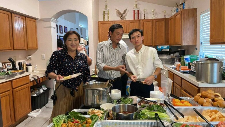 Em trai ruột hoài linh khoe bữa cơm tự nấu ngày mưa nhưng người quen nghi ngờ một điều - 9
