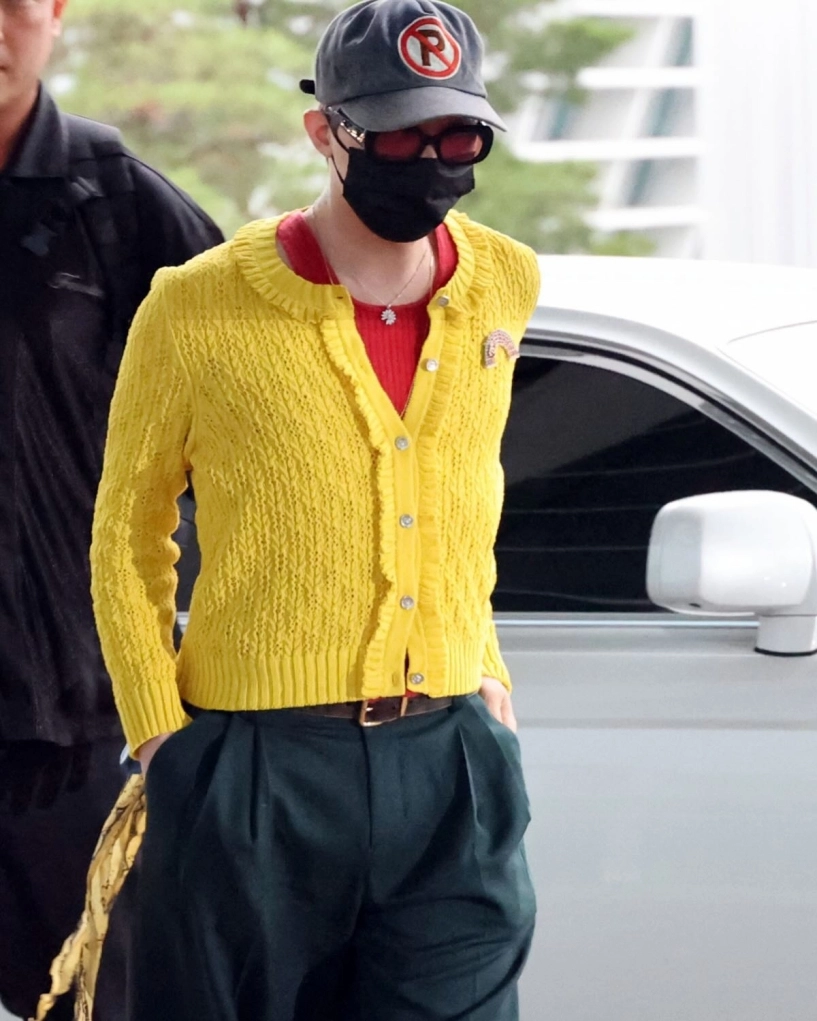 G-dragon diện chiếc áo bà thím suốt chuyến đi việt nam - 2