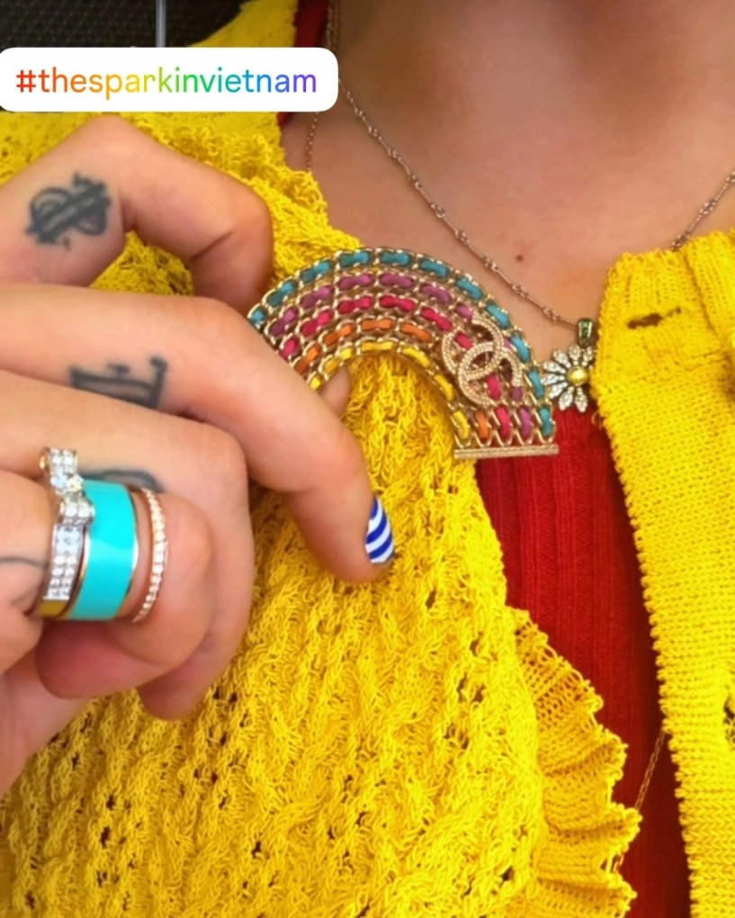 G-dragon diện chiếc áo bà thím suốt chuyến đi việt nam - 6