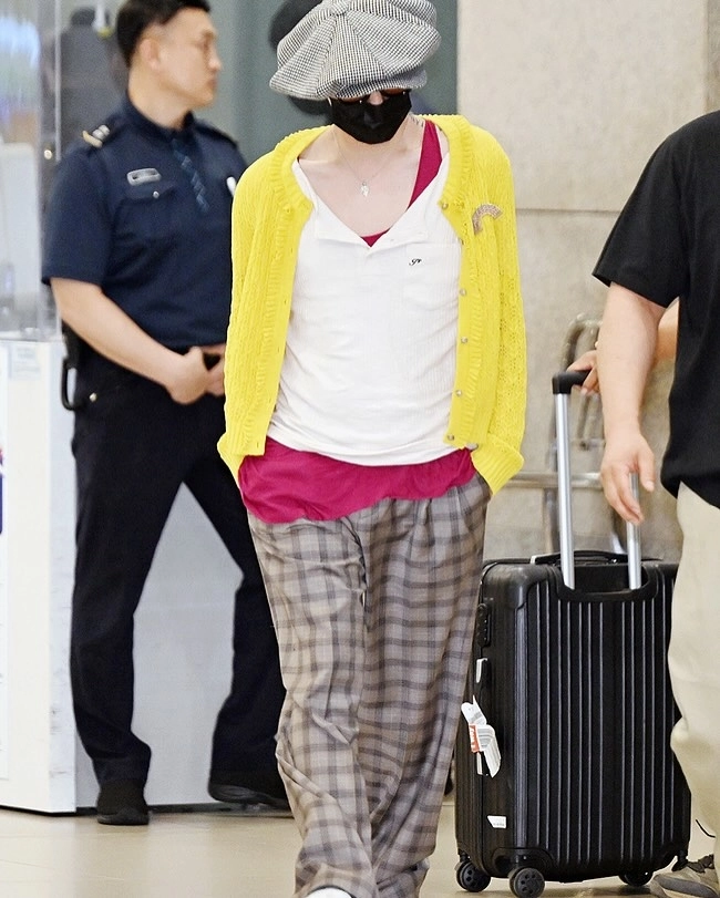 G-dragon diện chiếc áo bà thím suốt chuyến đi việt nam - 7