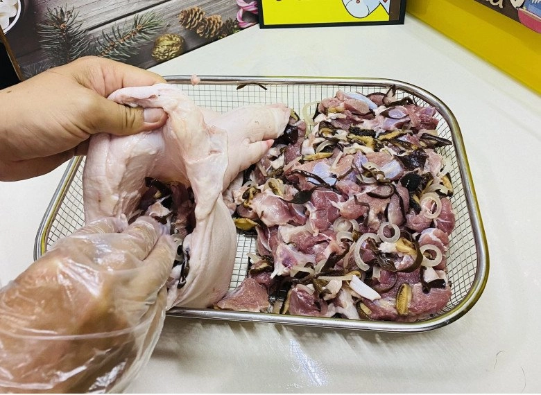 Gái đảm sài gòn mách cách làm chân giò rút xương nhồi thịt luộc thơm ngon thanh mát cho ngày hè - 3