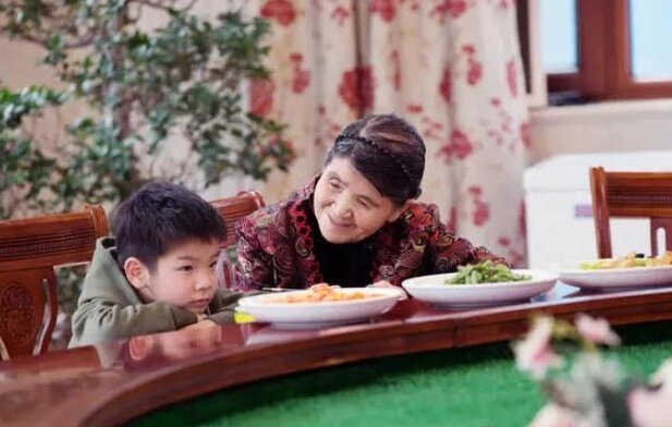 Giao con cho mẹ chồng chăm trong biệt thự rộng như sân vận động nữ dv xấu hổ ngày về thăm - 9