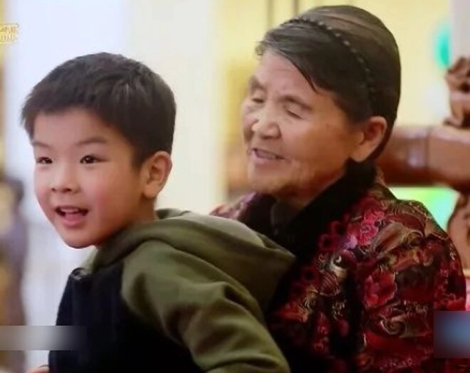 Giao con cho mẹ chồng chăm trong biệt thự rộng như sân vận động nữ dv xấu hổ ngày về thăm - 10