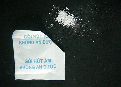 giật mình trẻ nhỏ mù mắt chỉ vì gói chống ẩm phát nổ - 1