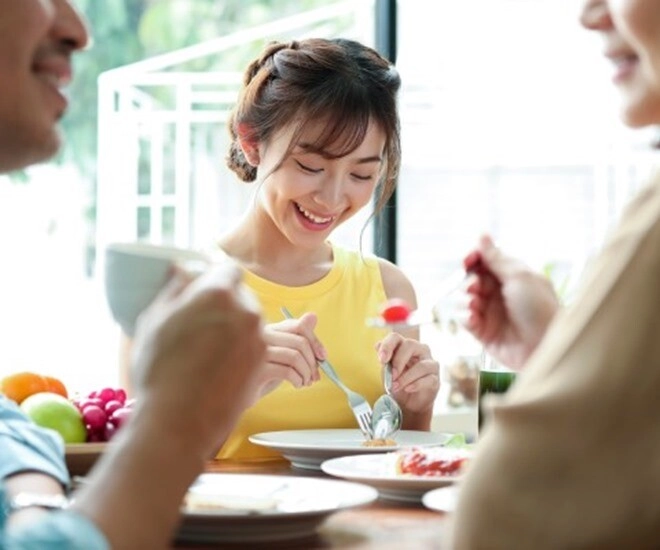 Giúp con trai chăm sóc cháu nhiều năm liền mẹ chồng hối hận khi nghe con dâu nói - 1